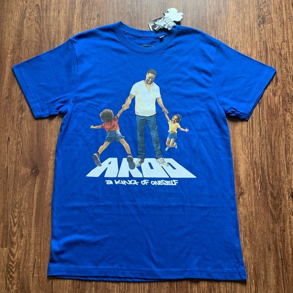 AKOO Men’s Graphic T-Shirt A King Short Sleeve Cotton Tee Blue Large NWT - Picture 1 of 8